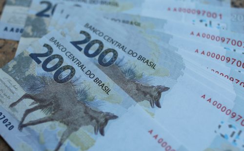 2025-03-28T201836Z_1_LYNXNPEL2R126_RTROPTP_4_BRAZIL-ECONOMY-BANKNOTE.jpg