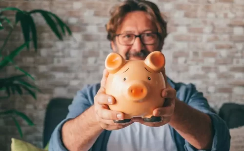 happy-mature-man-showing-piggy-bank-to-save-money-2023-11-27-04-59-34-utc-1_060120252905.jpg.webp.webp